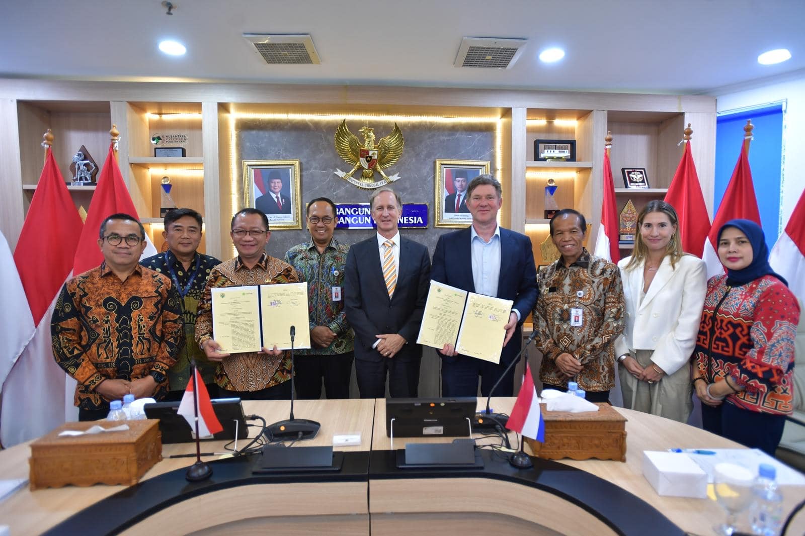 Secretary General Taufik Madjid of Kemendes PDT and Eric van Honk of Ampowr IES Indonesia sign the Memorandum of Understanding in the presence of H.E. Marc Gerritsen, Ambassador of the Kingdom of the Netherlands.